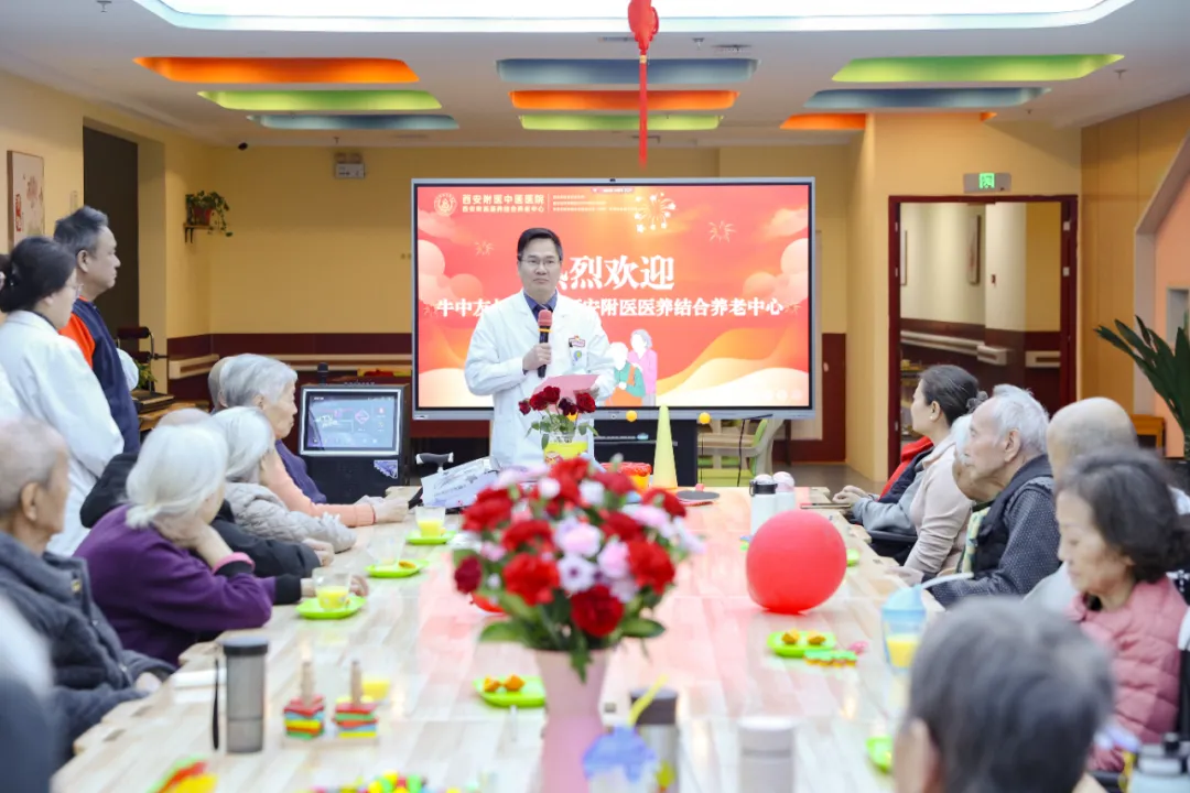 养老中心长者魏阿姨与护理员的“美发造型课”